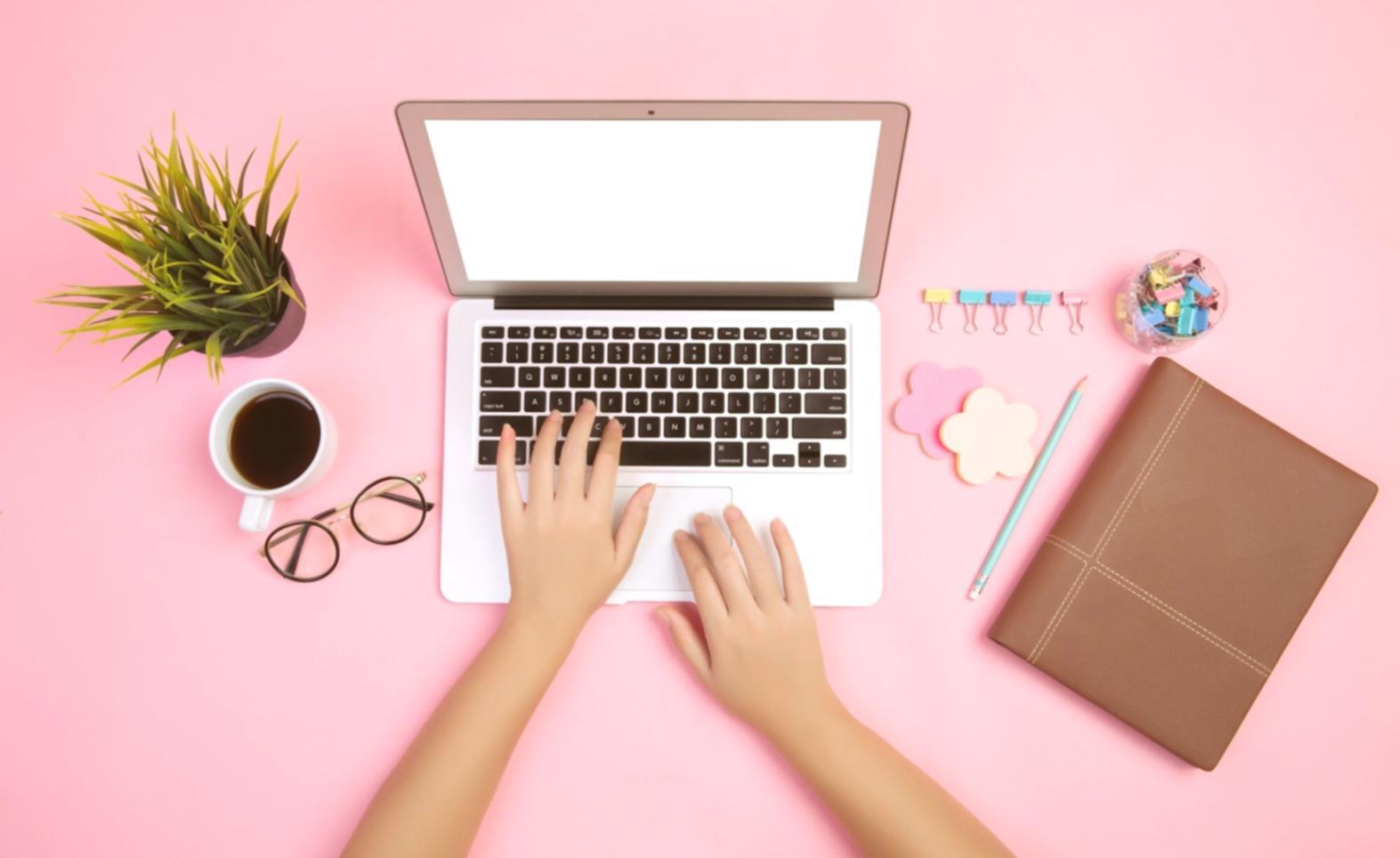 Students analyzing SEO data in learning session